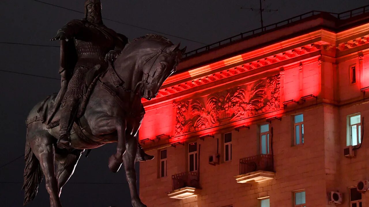 Prince yuri dolgoruky to want to celebrate. Памятник Юрию Долгорукому на Тверской напротив мэрии Москвы. Памятник Дмитрию Долгорукому в Москве. Памятник Юрию Долгорукому в Москве 2023. Тверская улица памятник Долгорукому.