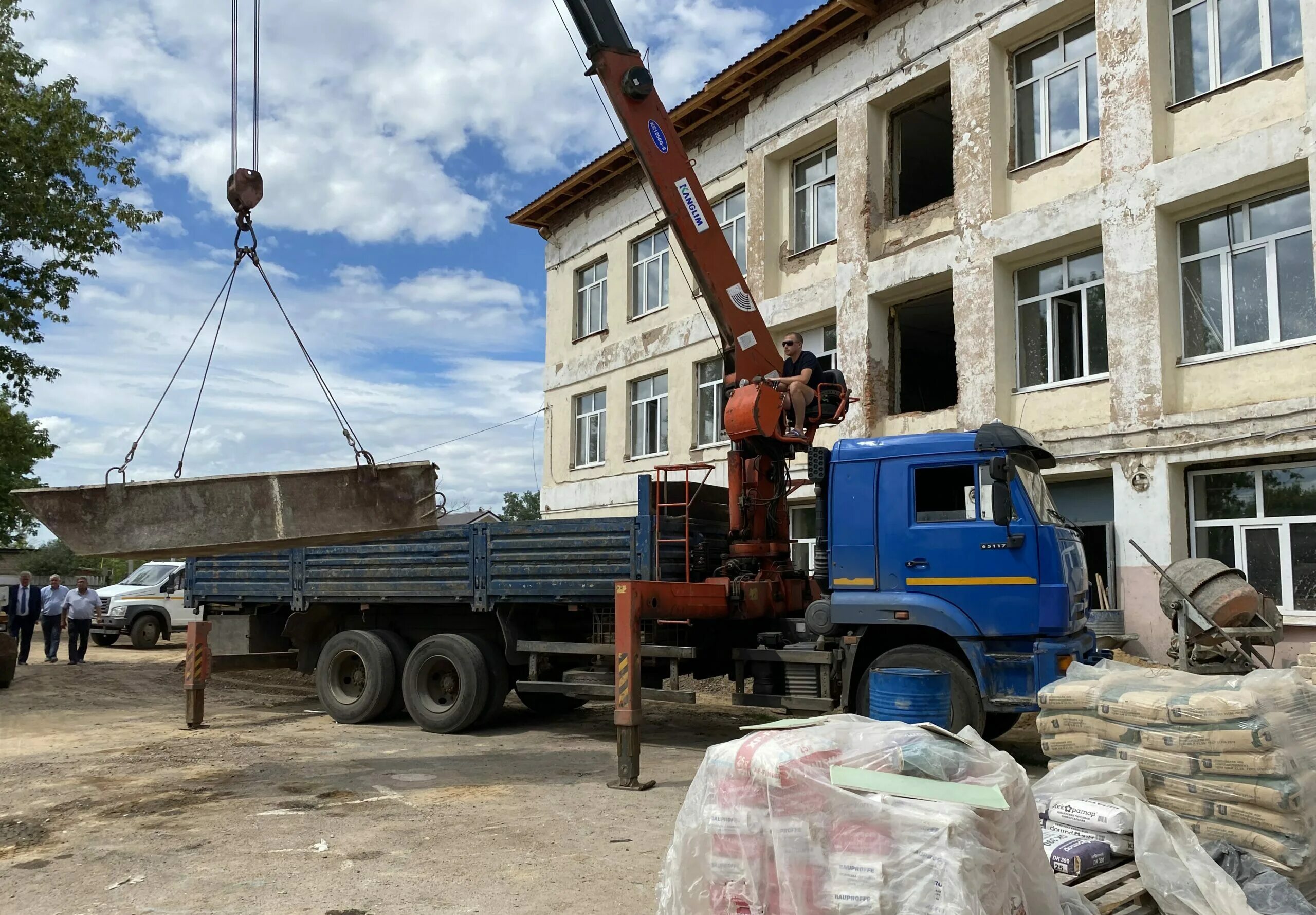 Капитальный ремонт оренбургской. Нижнепавловская школа Оренбургский район. Кировец после капитального ремонта. Капитальный ремонт школ в Оренбуржье. Ремонт МБУ Нижнепавловская СОШ.