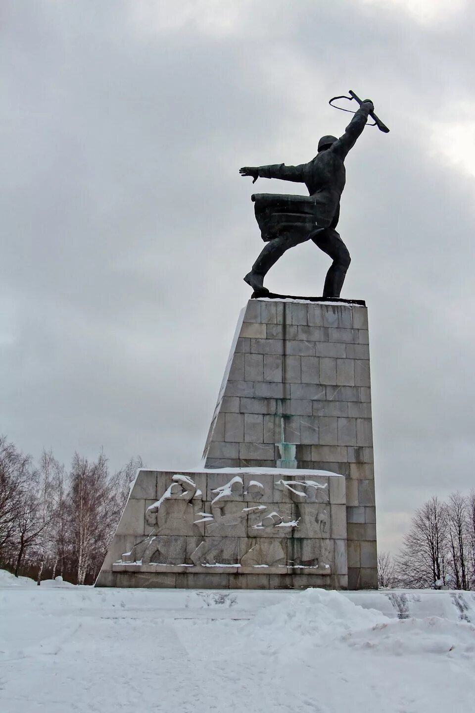 Памятник в яхроме. Дмитров мемориал Перемиловская высота. Памятник Яхрома Перемилово. Мемориал Перемиловская высота в Яхроме. Перемиловская высота в Яхроме.