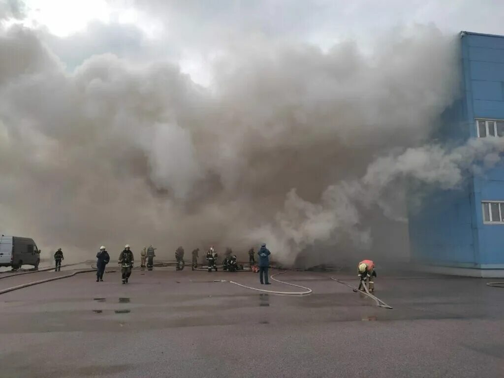 Шушары вайлдберриз сгорели. Пожар в складе в Шушарах 20.09.22. Пожар на складе в Шушарах. Санкт Петербург Шушары пожар. Горел склад в Шушарах Санкт Петербург 2022.