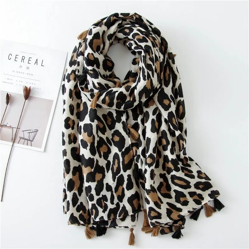 Палантин guess леопард. Шарф Gucci Leopard Scarf. Леопардовый палантин. Шарф с леопардовым принтом.