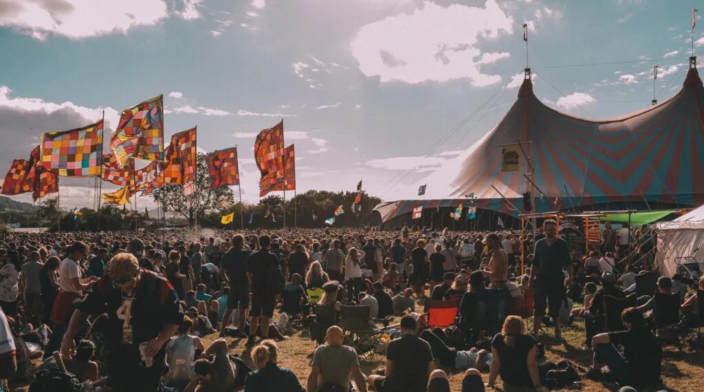 Гластонбери фестиваль. Презентация glastonbury festival. Glastonbury festival огэ английский ответы. Волонтеры гластонбери. Glastonbury festival 2011 обложка.