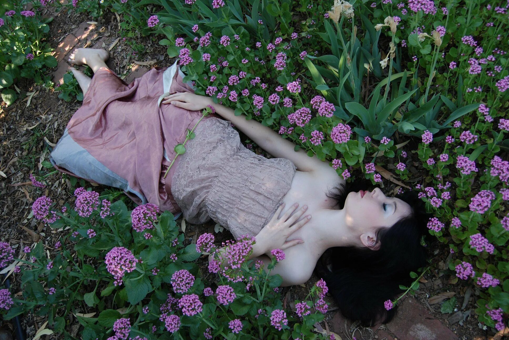 Is sleeping in the garden. Девушка в цветочном саду. Женщина сад цветы. Фотосессия в цветах спят.