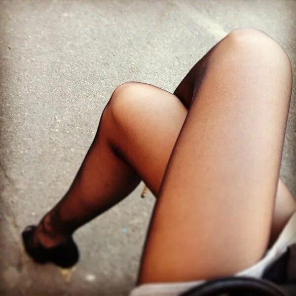 красивые женские колени. ножки девушек. женские ножки. женские ноги в мини. красивые женские колени.