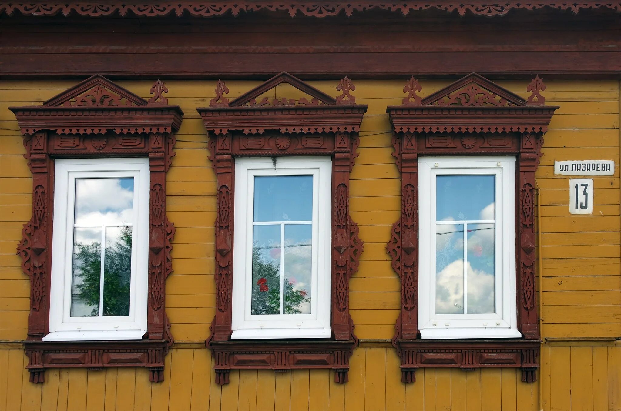 Окна старых деревянных домов. Пластиковые окна в деревенском доме. Наличники на окна. Окна в деревянном доме. Пластиковые окна в старых домах