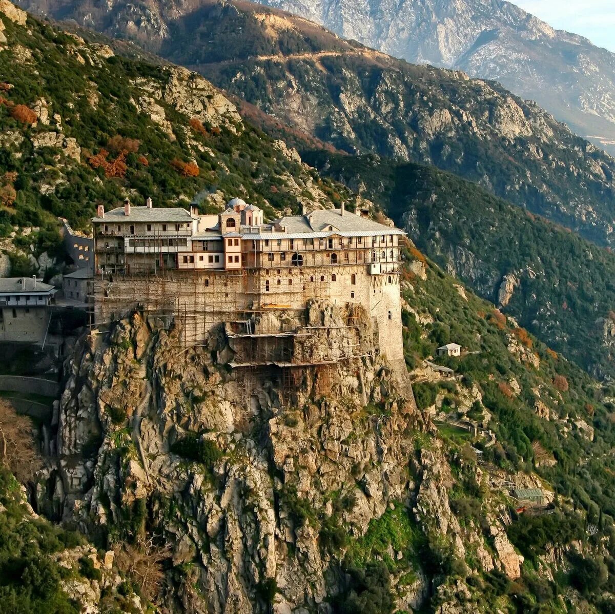 Горе на греческом. Святая гора Афон. Афон Греция монастырь. Афонский монастырь Симонопетра. Монастырь на горе Афон в Греции.