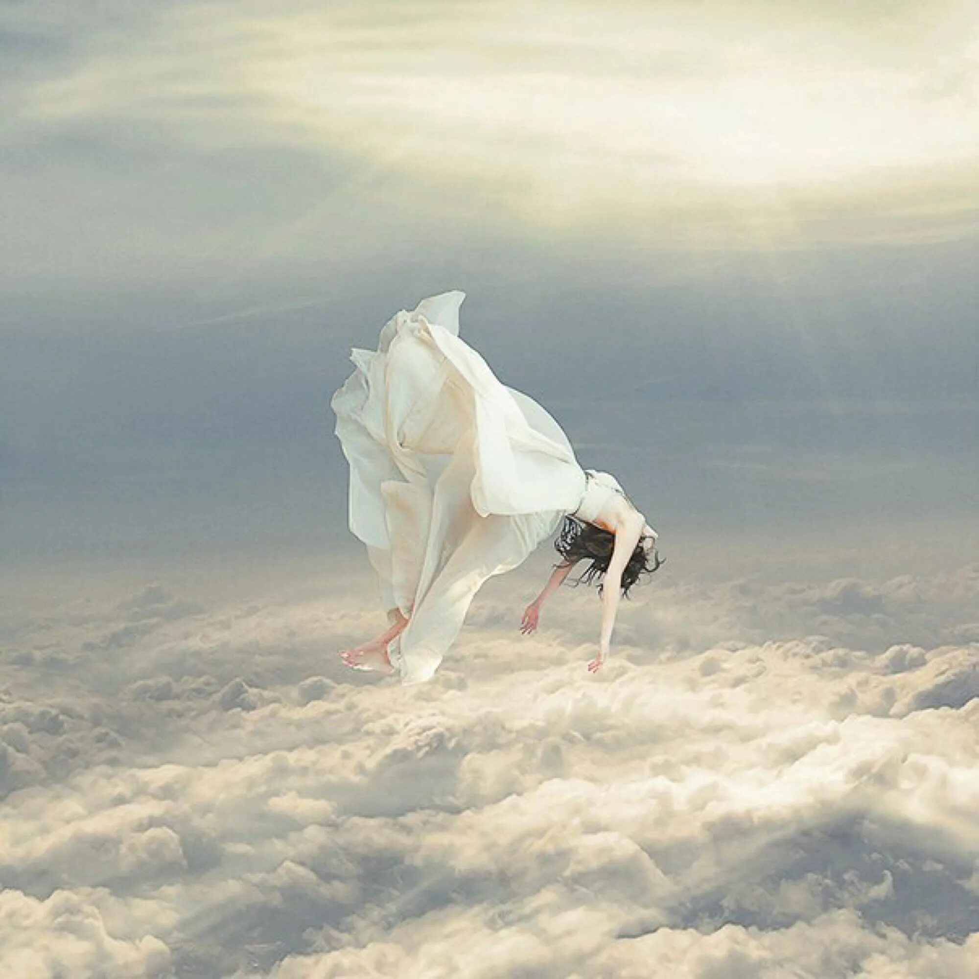 Девушка в воздухе. Ангел на обрыве. Девушка летает. Летать в облаках. Горе души песня