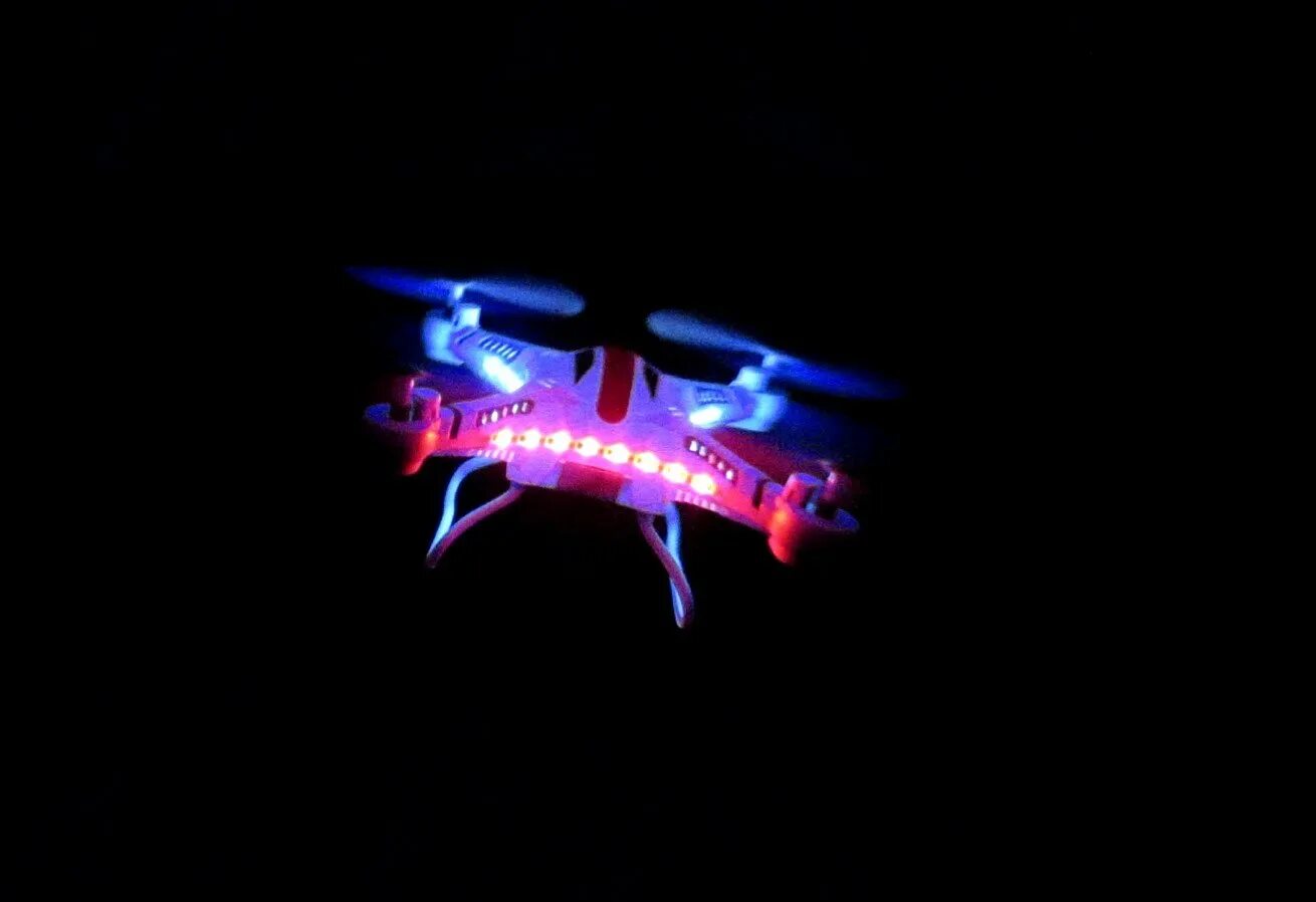 Квадрокоптер в ночном небе. Квадрокоптер светящийся. Квадрокоптер ночью в небе. Квадракоптеры в ночном небе.