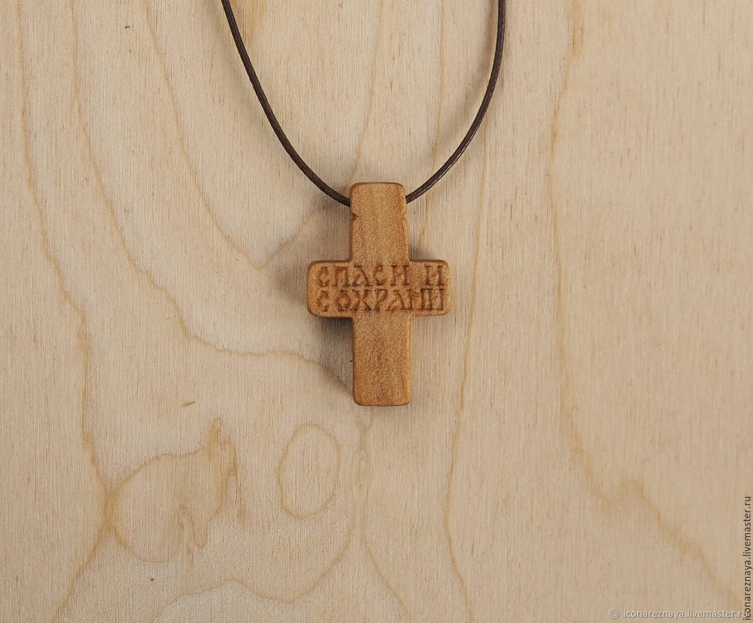 Крест нательный деревянный. Крестик из дерева. Нательный крестик из дерева. Крест наперсный деревянный.