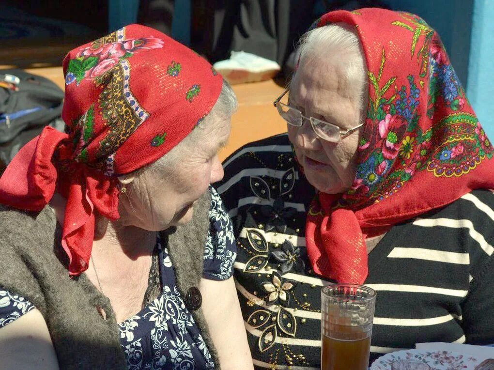 Пенсионеры в России. Бабушка в платке. Бабки болтают. Бабки шепчутся. Бабки санкции новые