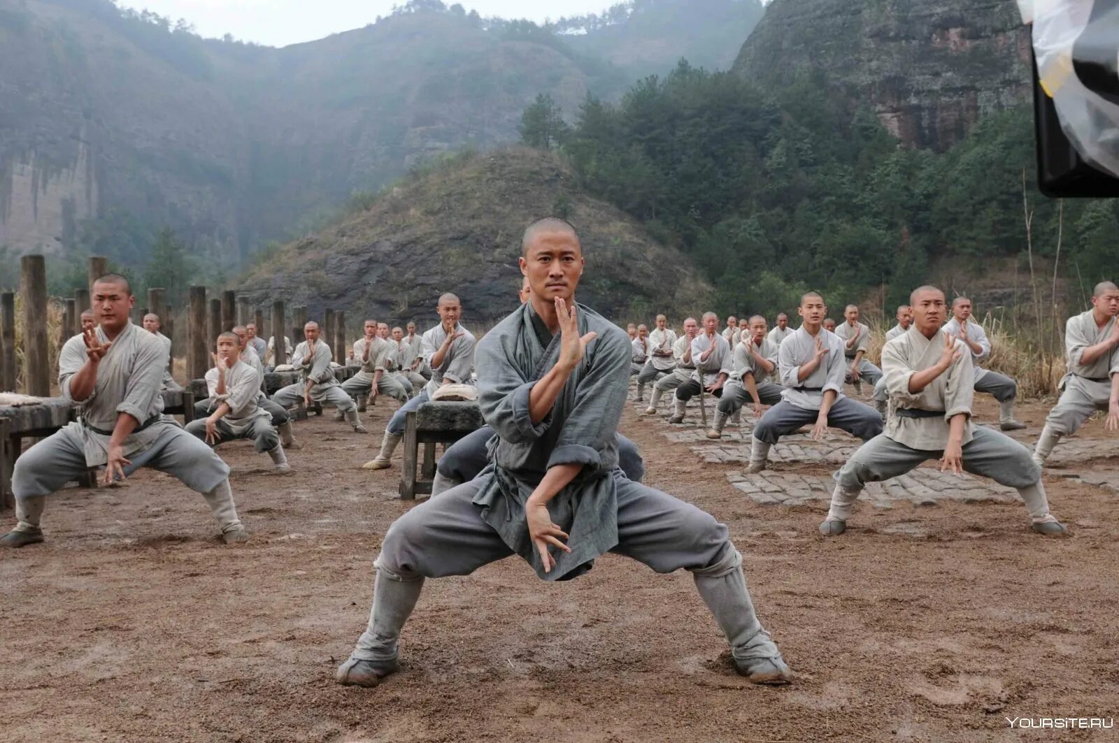 Kung fu kapers. Шаолинь с Джеки Чаном 2011. Кунг-фу монастырь Шаолинь. Кунг фу монахи Шаолинь.