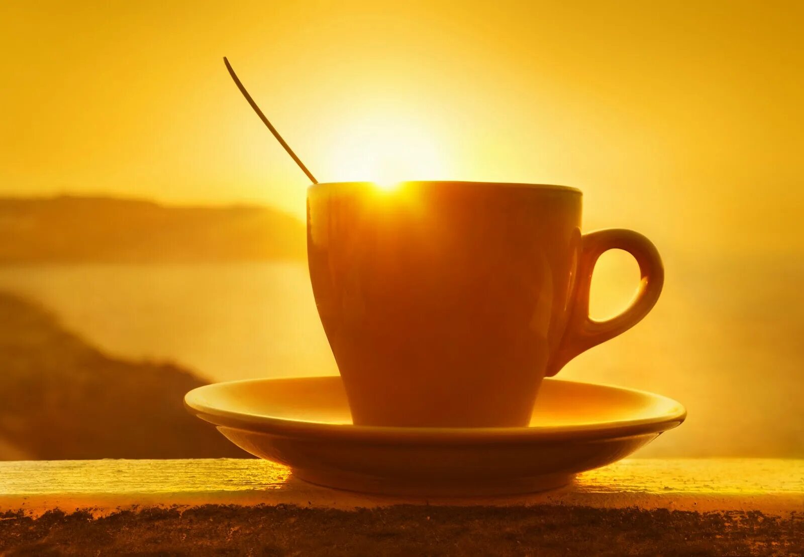 Доброе солнечное утречко. Открытки с добрым утром красивые мужчине. С добрым утром кофе. Доброе утро солнце. Утро кофе солнце.