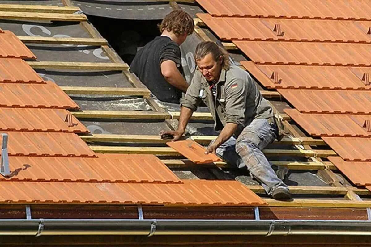 Как крепить черепицу. Стропильная система для цементно песчаной черепицы. Укладка натуральной черепицы. Монтаж керамической черепицы. Скрученный держатель под черепицу.