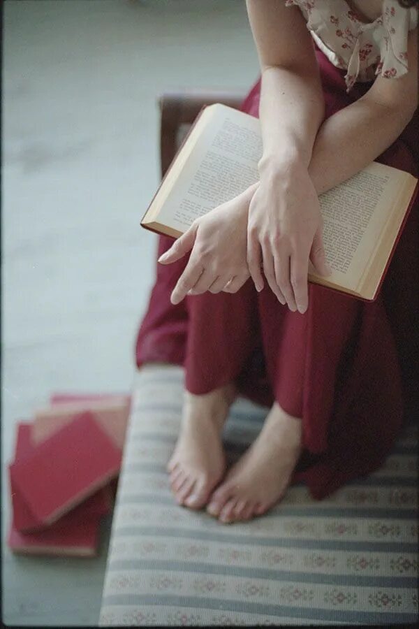 читающий души. иллюстрации к поэзии. рыжая девушка с книгой арт. фотосессия в библиотеке. поэтическое вдохновение.