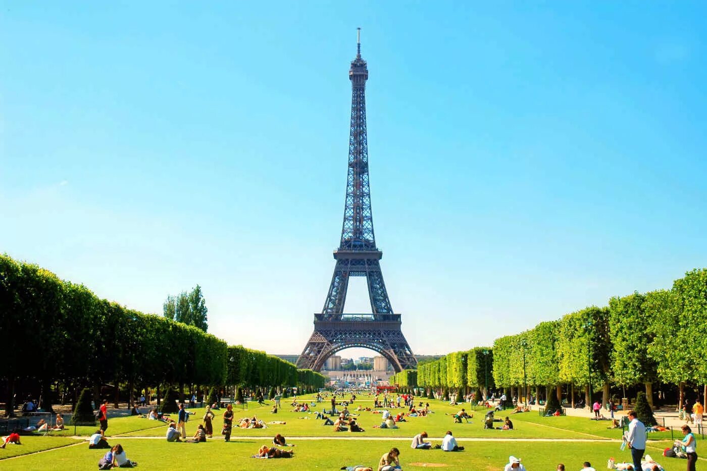Француз летний. Париж столица Франции. Бельгия мини Европа Эйфелева башня. Париж летом. Франция Париж климат.