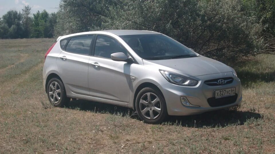 Хендай солярис 2012 1.4. Hyundai Solaris 2011 хэтчбек серебристый. Хендай Солярис 2011 хэтчбек. Hyundai Solaris 2011 года хэтчбек. Хендай Солярис 2011 хэтчбек серебристый.