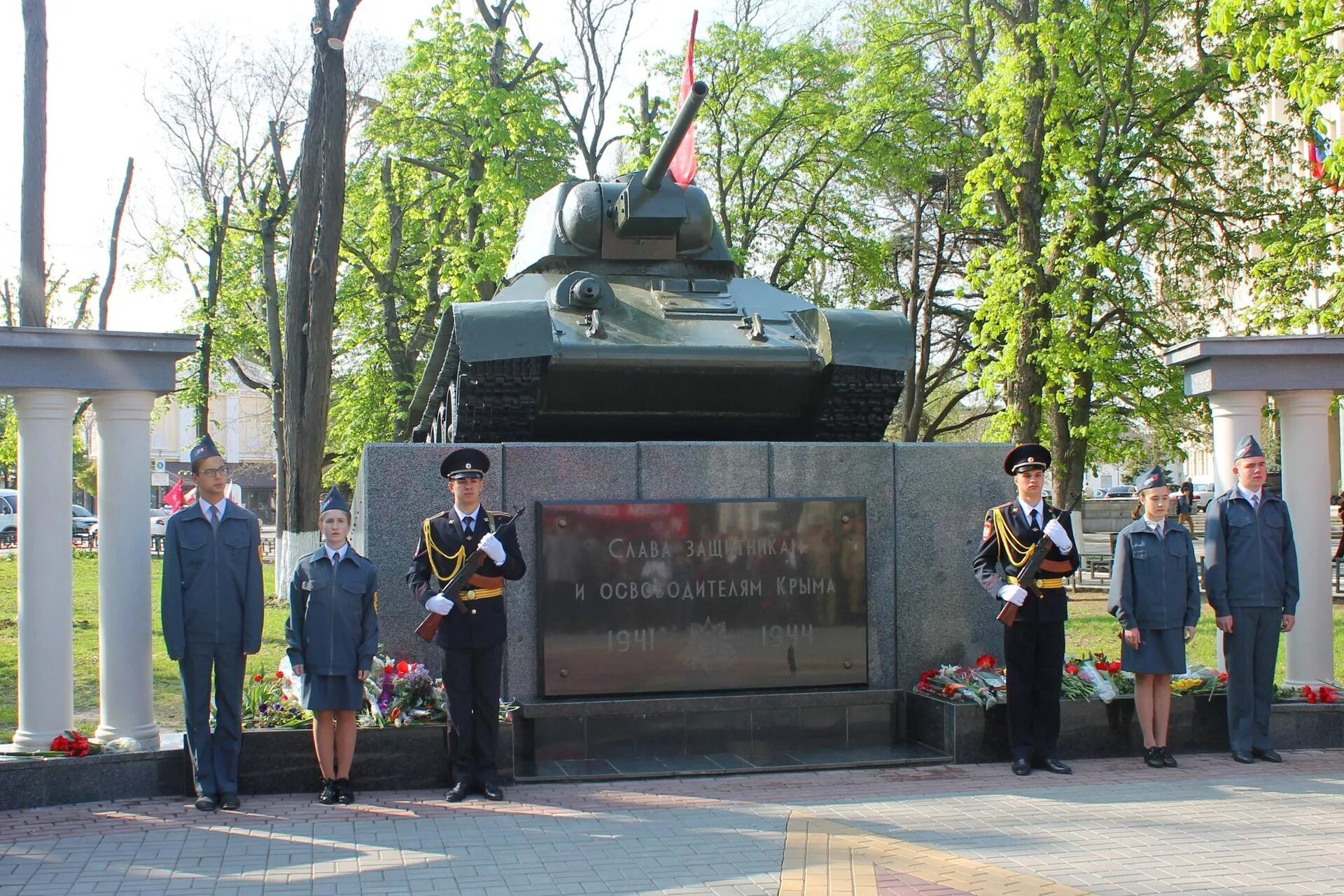 Освобождение симферополя от немецко фашистских захватчиков. Освобождение Симферополя 13 апреля. Памятник освобождения Симферополя. День освобождения г.Симферополя от немецко-фашистских захватчиков. Освобождение Симферополя от фашистских захватчиков.