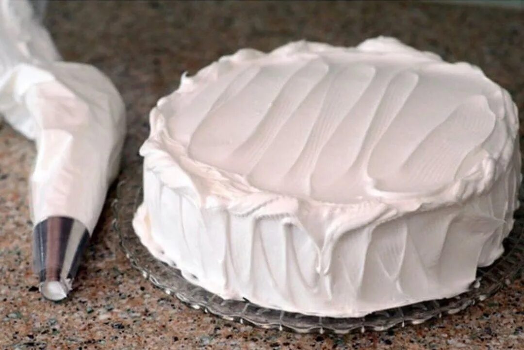 Крем безе для торта. Торт украшенный мокрым безе. Торт с мокрым безе. Белковый крем для украшения тортов. Крем мокрое безе.