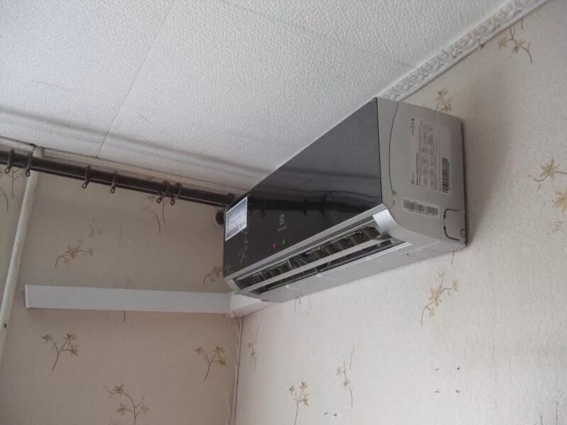 монтаж внутренний блок кондиционера flqn100exv. внутренний блок кондиционера. кондиционер hitachi внутренний блок вид сзади. установщик кондиционеров. кондиционер установленный внутренний блок.