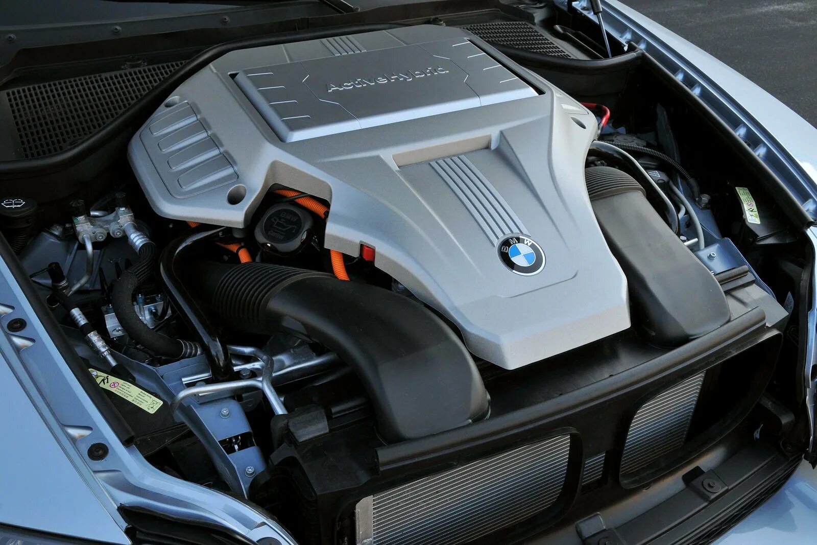 BMW x6 мотор. BMW x6 Hybrid. БМВ x6 гибрид двигатель. BMW x6 e71 под капотом.