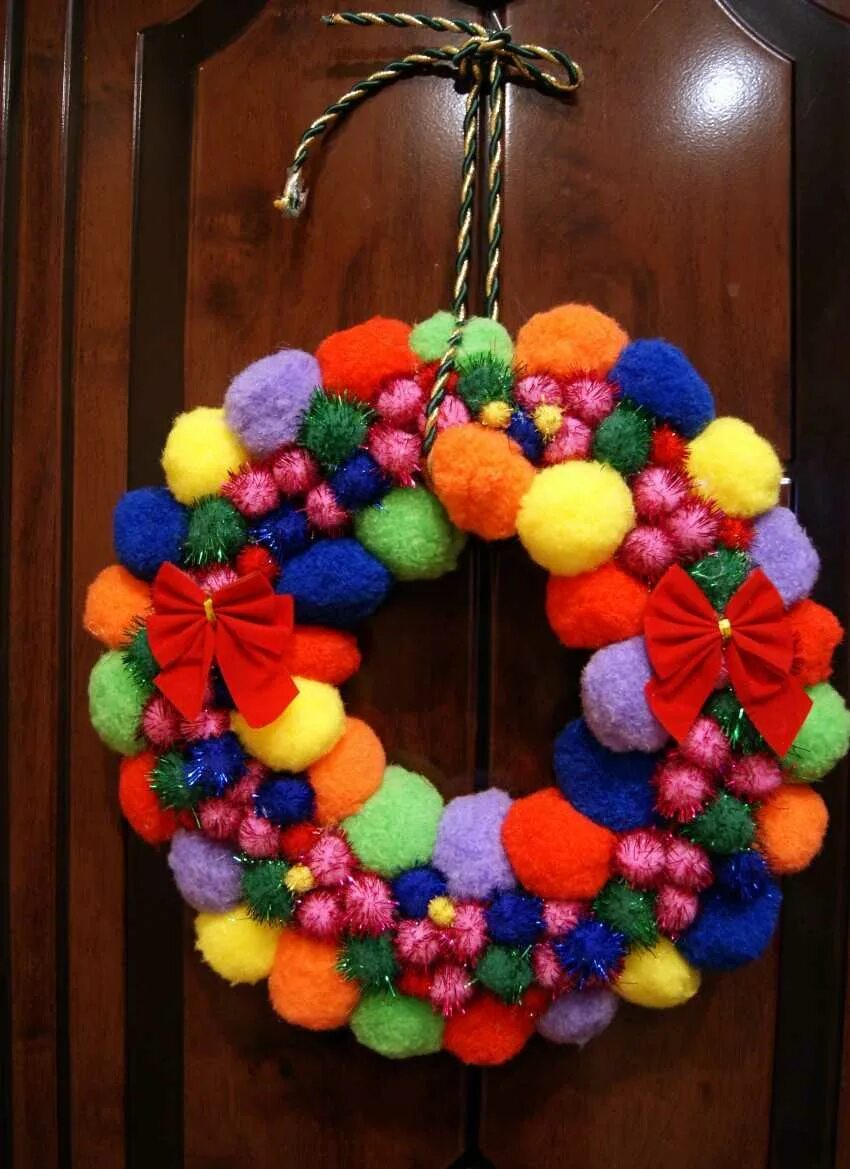 елочные игрушки из пряжи. поделки на новый год из шерстяных ниток. аппликация из ниток. поделки из помпонов из пряжи своими руками. елка из ниток.