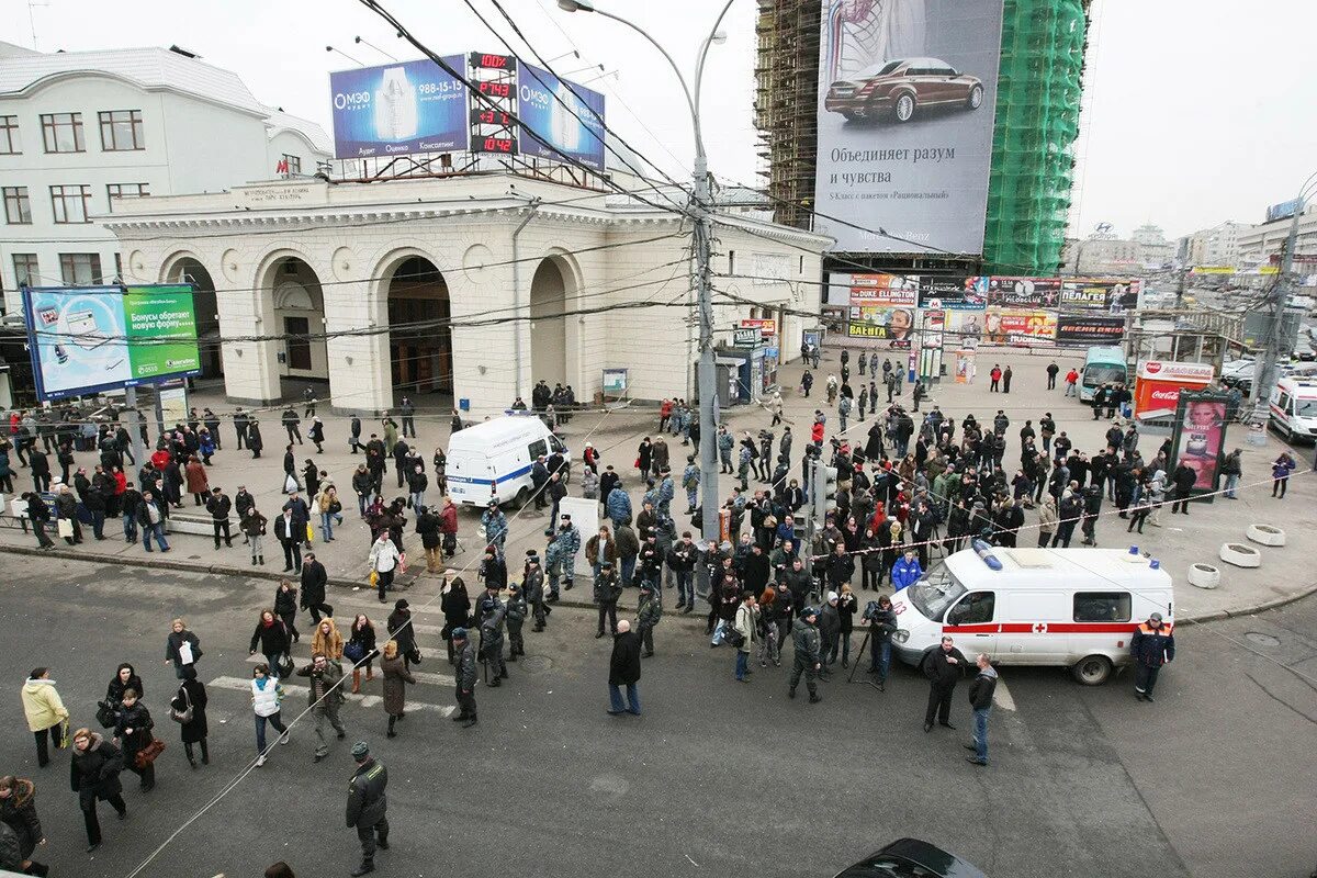 Иностранцы о теракте в москве. Теракт 8 августа 2000 года на Пушкинской площади. Теракт в подземном переходе на Пушкинской площади в Москве (2000). Теракт в Московском метро 2000. Взрыв на Пушкинской площади 2000.