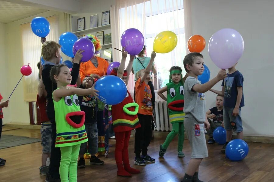 девчонки и мальчишки сплошные шалунишки танец. костюм для танца шалунишки. девчонки и мальчишки танцы. мальчишки шалунишки. прости меня дедушка текст.