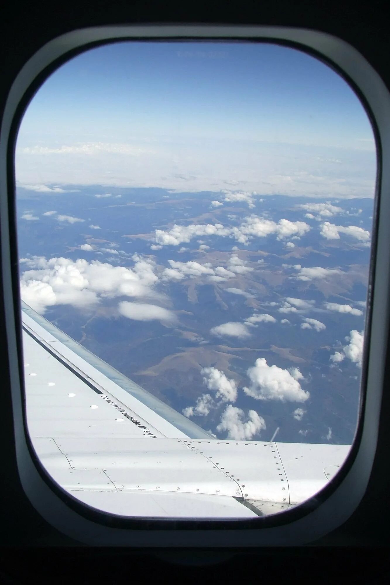 Видна по полету. Иллюминатор самолета. Вид из самолета. Окно самолета. Вид из окна самолета.