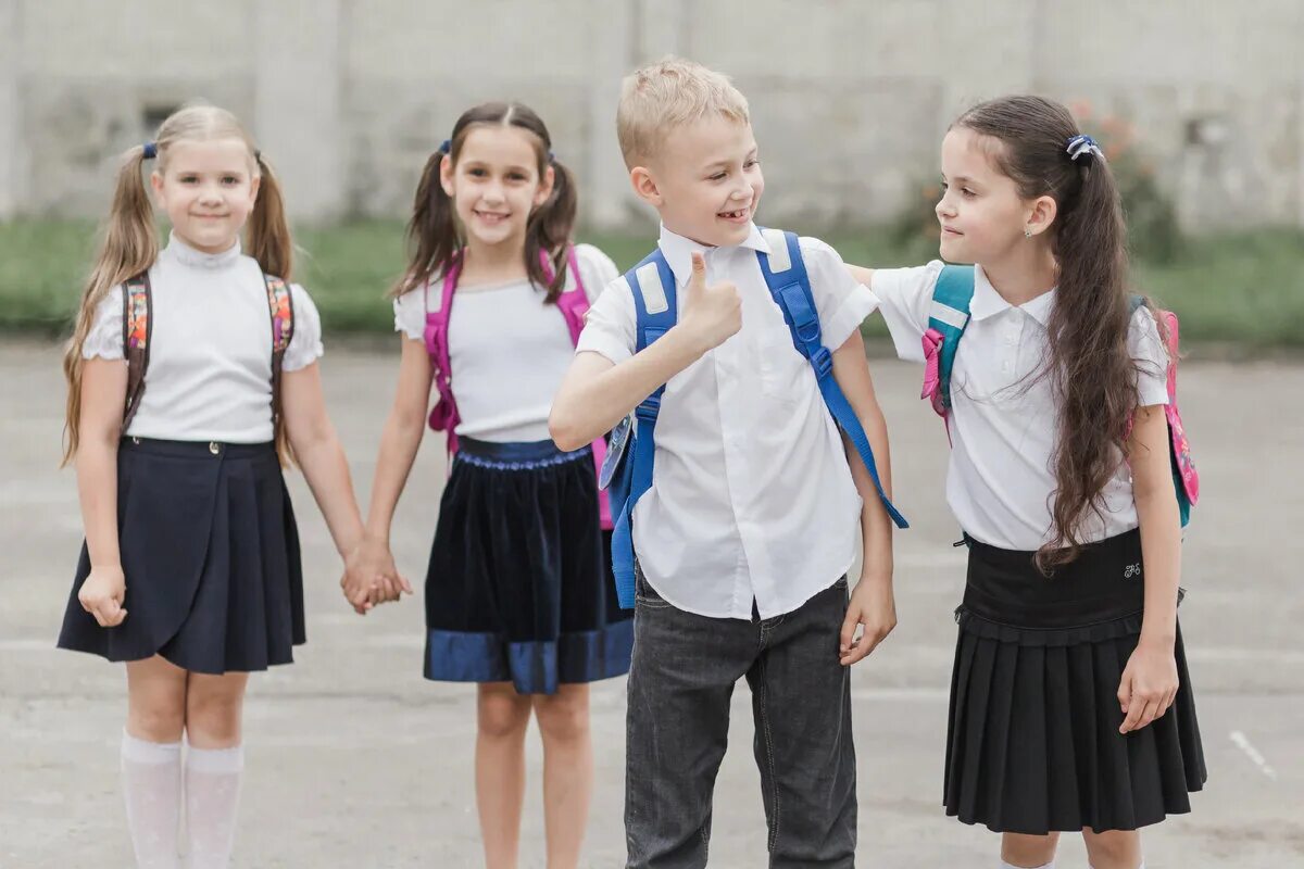 Школьная форма многодетным семьям москва. Школьная форма для первоклассницы. Дети в школьной форме. Школьники в школьной форме. Фото детей в школьной форме.