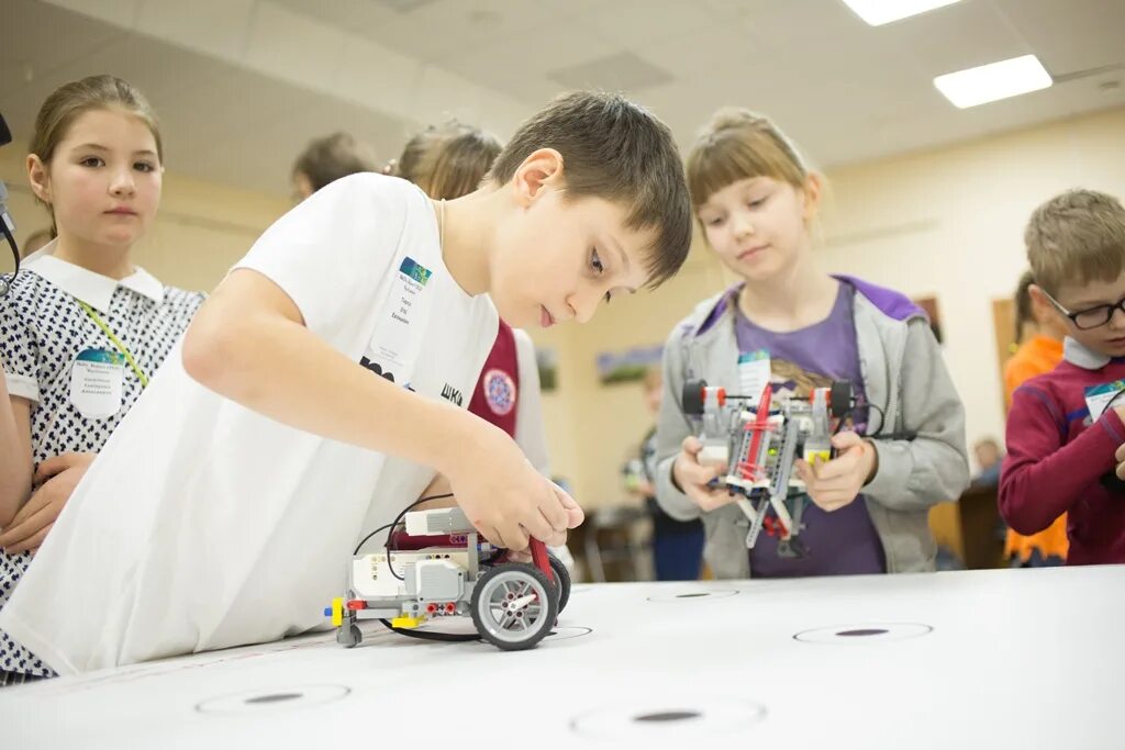 мальчик паяет. робототехника симферополь. робофест 2017. робофест вднх. псков планета роботов.