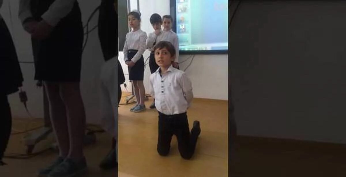 Школьник с одноклассницей. Детей в школах ставят на колени. На коленях в школе. Детей в школах ставят на колени. Ребенок на пороге школы.