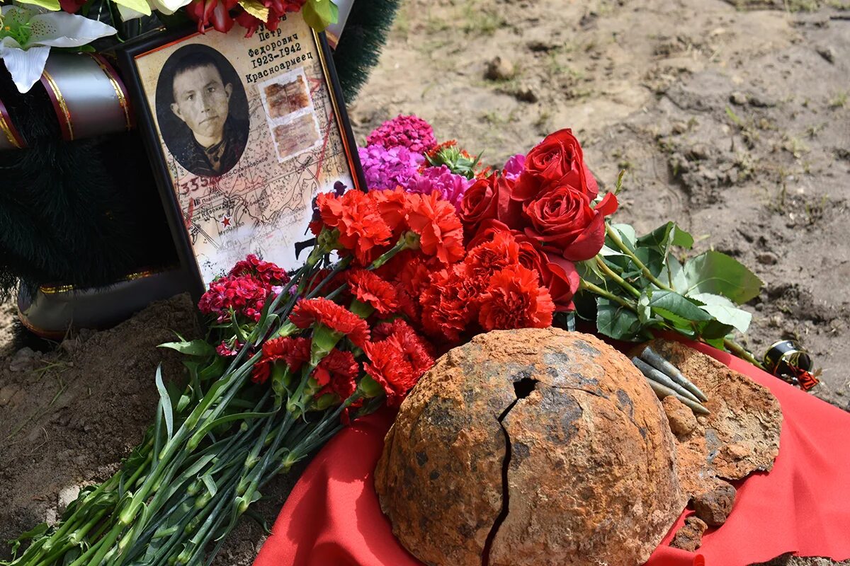 Ищу погибшего родственника. Каска и гвоздики. Поисковики ищут родственников погибшего солдата. Розыск родственников. Ищем родственников солдата.