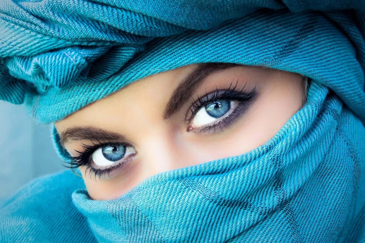 У меня голубые глаза на английском. Красивые женские глаза. Красивые голубые глаза. Красивые бирюзовые глаза. Женские зеленые глаза.
