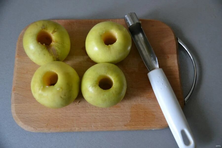 Нужно ли чистить яблоки. Запеченные яблоки в платочках. Форма для запекания яблок. Очищенное яблоко. Яблоко вырезка.