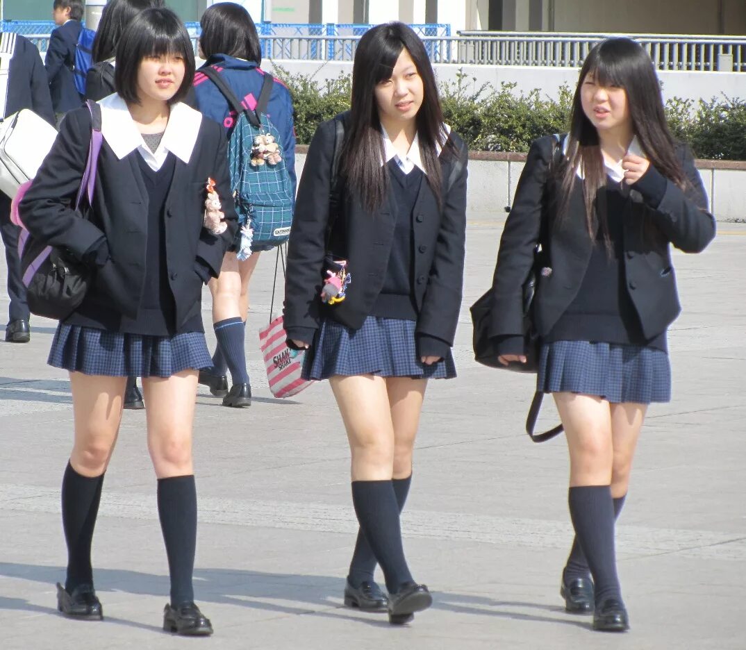 Японка в юбке. Японские школьники. Старшеклассницы в Японии.