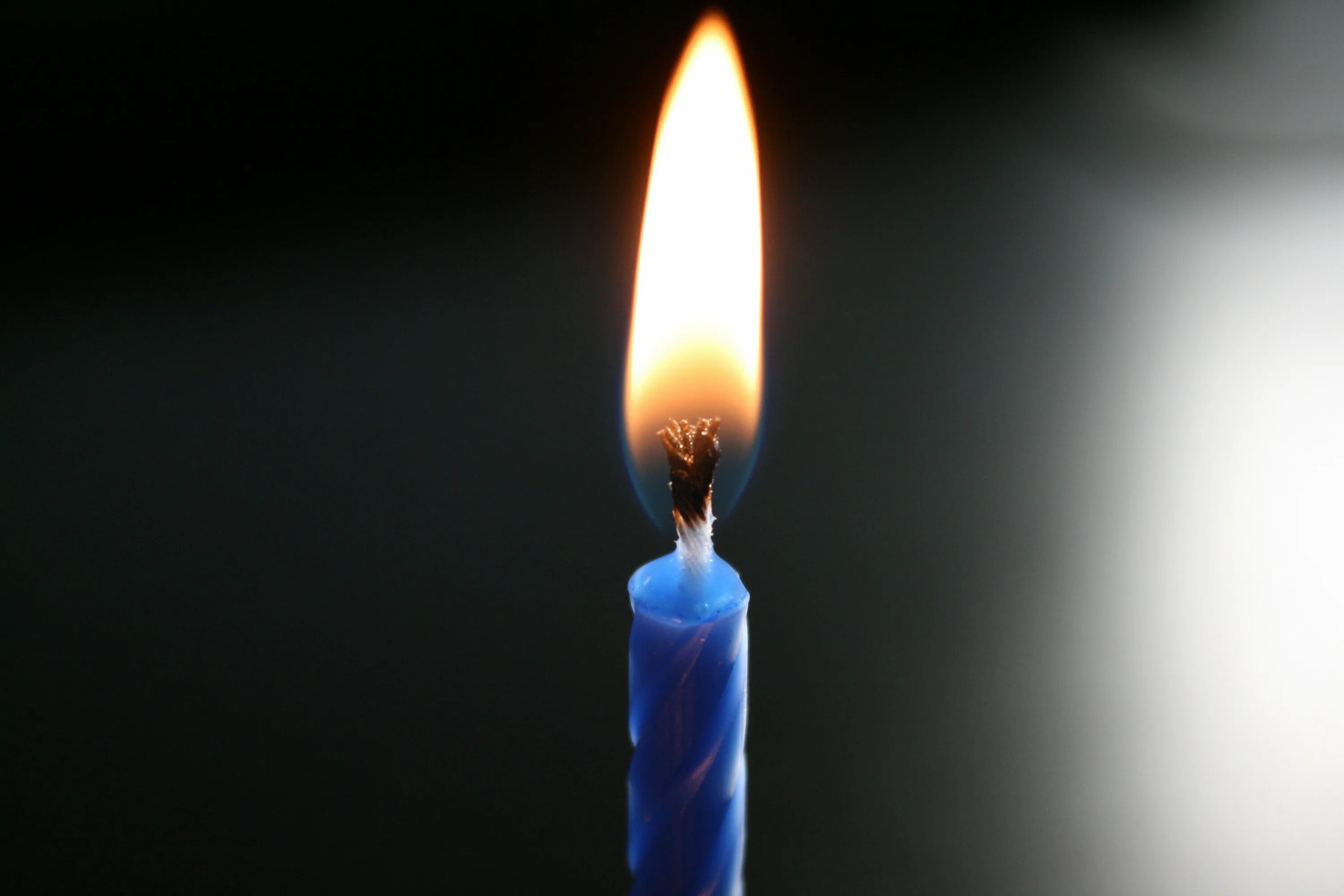 Свеча. Горящая свеча. Огонь свечи. Пламя церковной свечи. Горящая свеча 22.03 2024