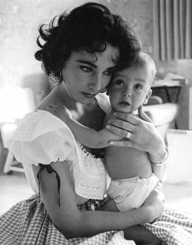 Тейлор дочь. Софи Лорен 1955. Элизабет Тейлор дети. Софи Лорен в детстве. Дети Софи Лорен.