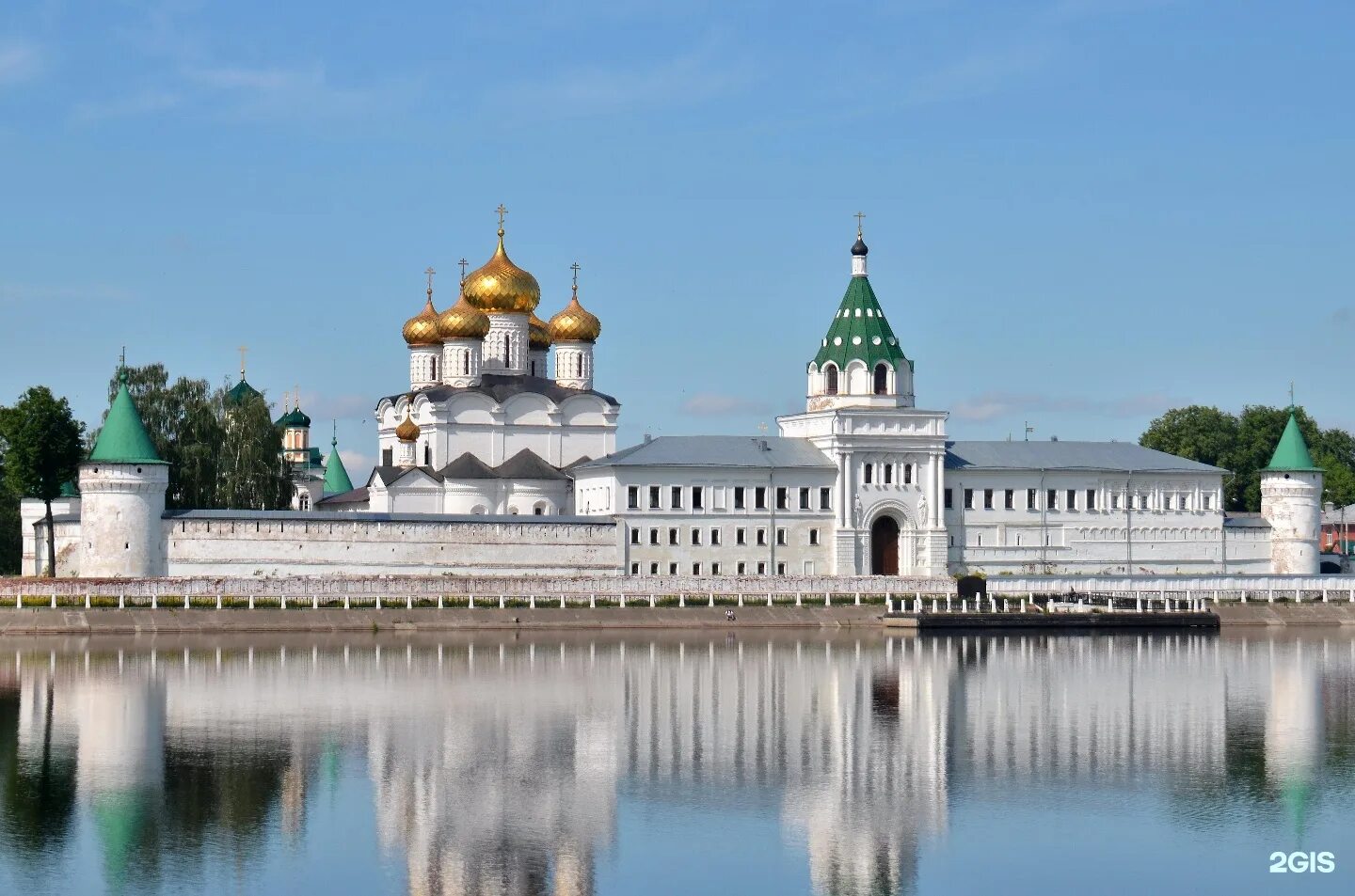 Ипатьевский монастырь сайт. Свято-Троицкий Ипатьевский монастырь в Костроме. Ипатьевский монастырь Кострома. Ипатьевский мужской монастырь Кострома.