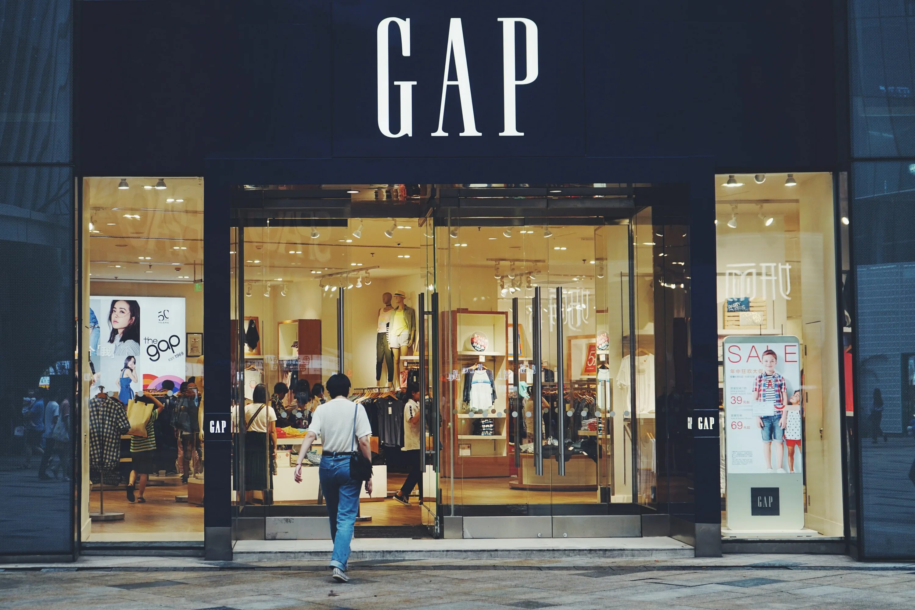 Gap компания. Gap бренд. Магазины gap в США. Марка одежды gap. Gap фото магазина.