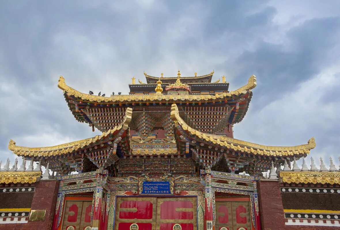 Тибетский храм гималаи. Лхасская соборная мечеть тибет. Буддистский храм тибет. Столица тибета лхаса. Храм тибет 5 букв.