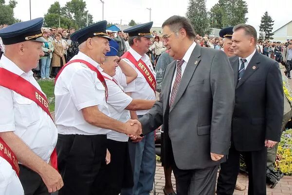 Сиб ж. Тулеев с охраной. Западно-Сибирская железная дорога Кузбасское отделение. Юрга Военная часть встреча губернатора Тулеева. День села Пача,Тулеев.