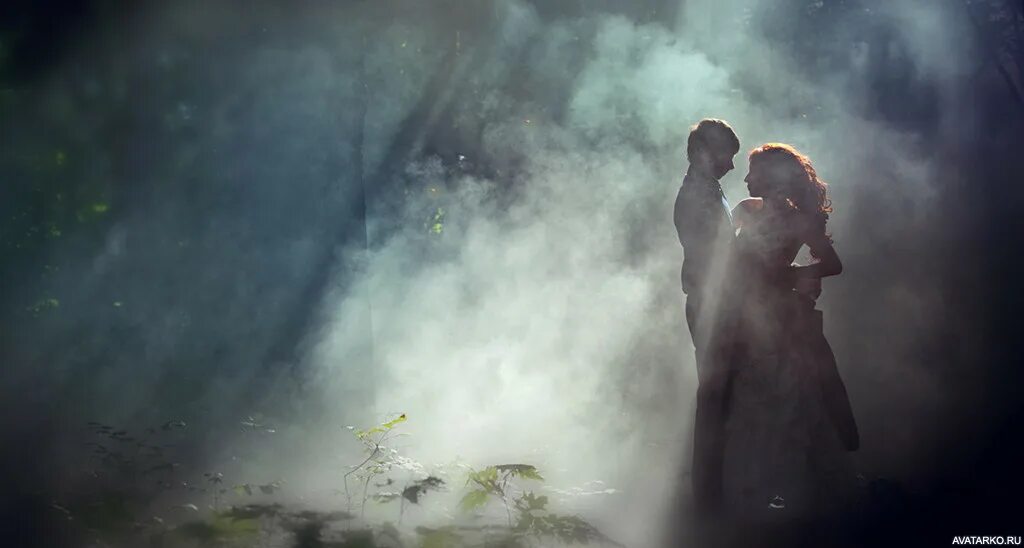 Туман романтика. Парень в тумане. Парень с девушкой в тумане. Пара в тумане. Поцелуй в тумане.