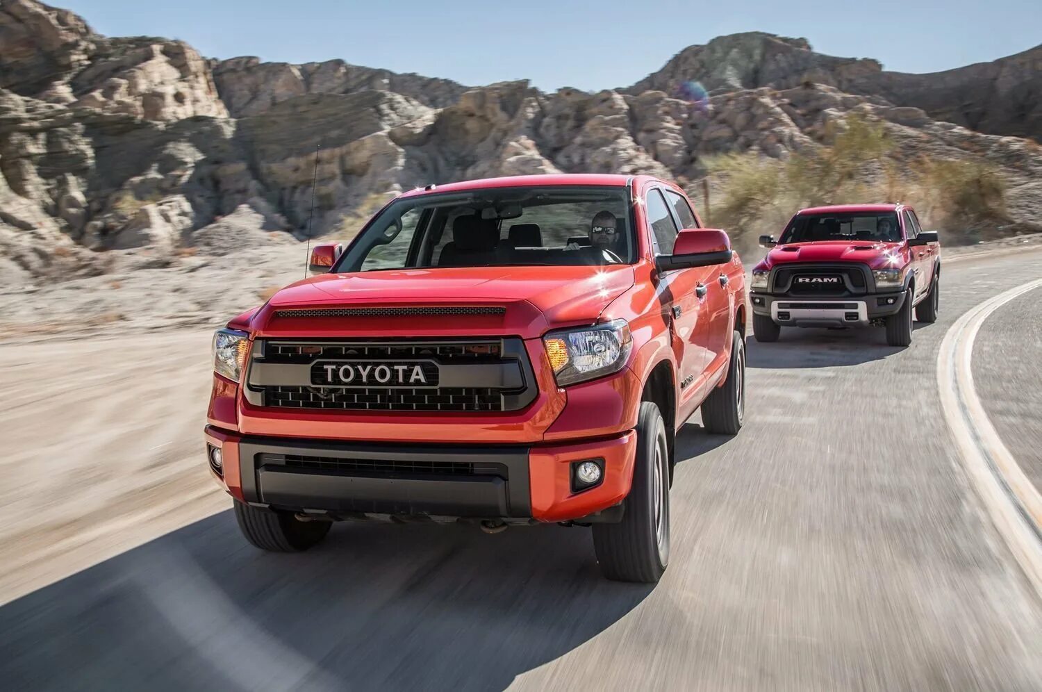 Toyota tundra ram 1500. Dodge ram и toyota tundra. Dodge ram trd 2022. Dodge ram и toyota tundra. Toyota tundra ram 1500.