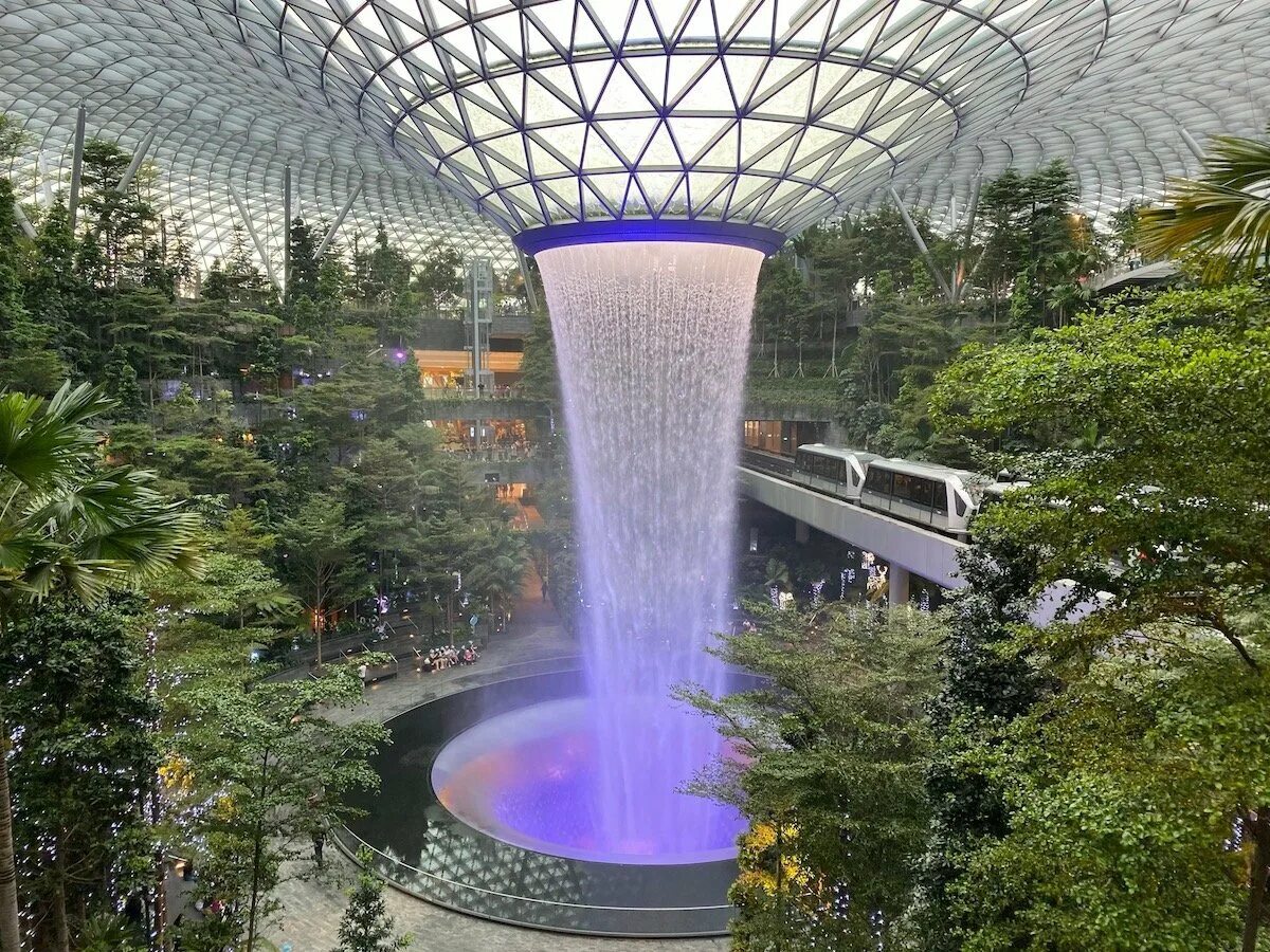 Чанги сады. Аэропорт Jewel Changi. Сингапур Changi Airport. Джуэл Чанги Сингапур. Сингапур аэропорт Чанги водопад.