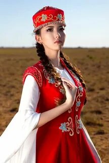 Девушка в казахском национальном костюме