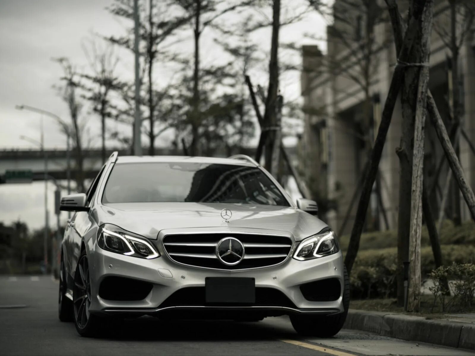 Мерседес цлс 63. Мерин на телефон. Мерин на телефон. Mercedes e300 amg. Мерин на телефон.