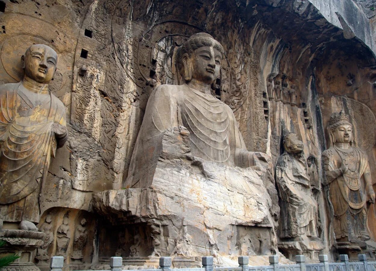Гроты Лунмэнь Китай. Будда Вайрочана Лунмэнь. Пещерный комплекс Лунмэнь. Лоян пещеры Лунмэнь. Древнейшая монументальная культовая скульптура