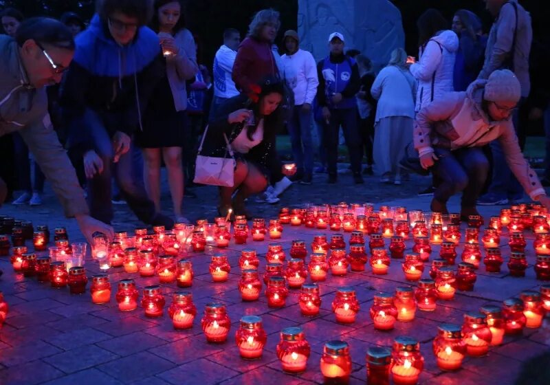 Свет от лампы. Зажженная свеча памяти. Зажги настольную. Зажгите свечи. Настольная лампа в темноте.