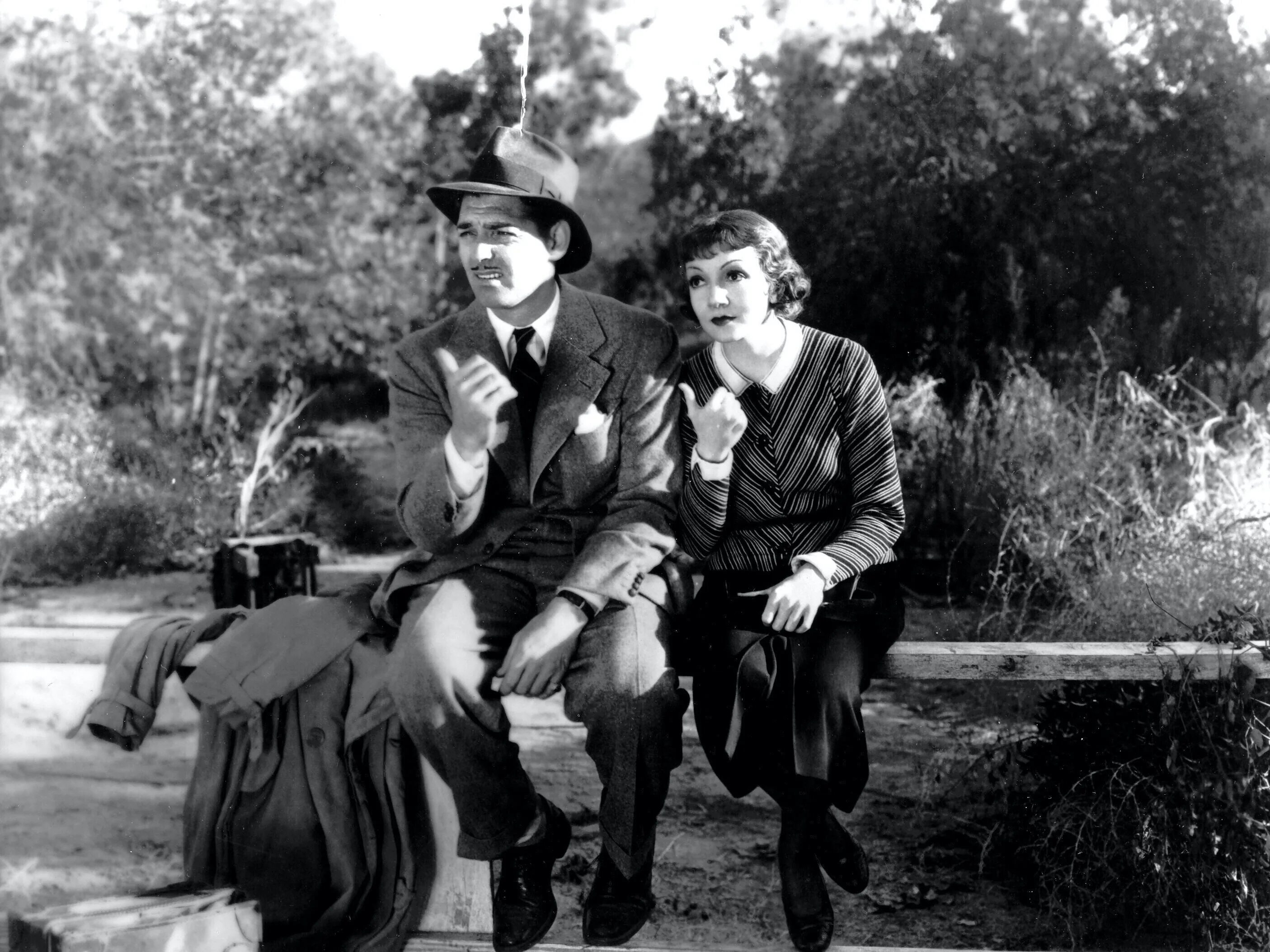 A hole in the head (1959). It happened to be. Счастливый случай николас кейдж. Could happen to you 1994 постер. Сигурни уивер молитвы за бобби.