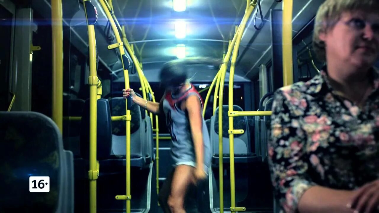 Реклама девушка танцует в автобусе. Полина дубкова в метро. Танцующая девушка в автобусе. Автобус гифка. Девушка в электричке.